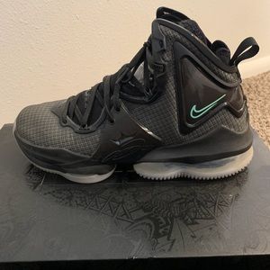 Nike lebrons XIX black size 6.5Y